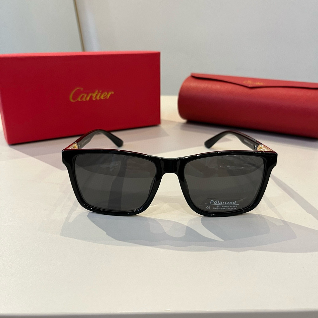 Солнцезащитные очки Cartier в черной оправе