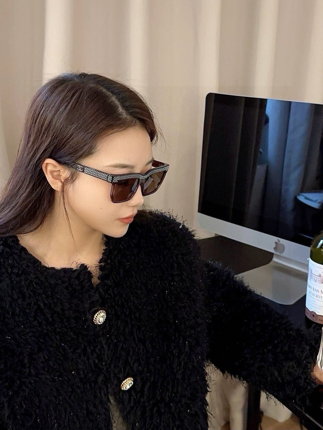 NO:925512,I really love these Chanel sunglasses. The aura on the upper face is really perfect. It makes the face look bigger and smaller. The glasses are not heavy at all. The width of the temples is just right. It is light and comfortable to wear!  glasses, sunglasses, sunglasses, glasses, chanel, chanel19860909批 Chanel香奈儿太阳镜,真是爱了爱了,上脸那气场拿捏的死死,巨显脸小,眼镜大单一点也不重,镜腿幅度设计的刚刚好,佩戴轻盈舒适！眼镜墨镜太阳镜,眼镜,chanel,chanel,glasses