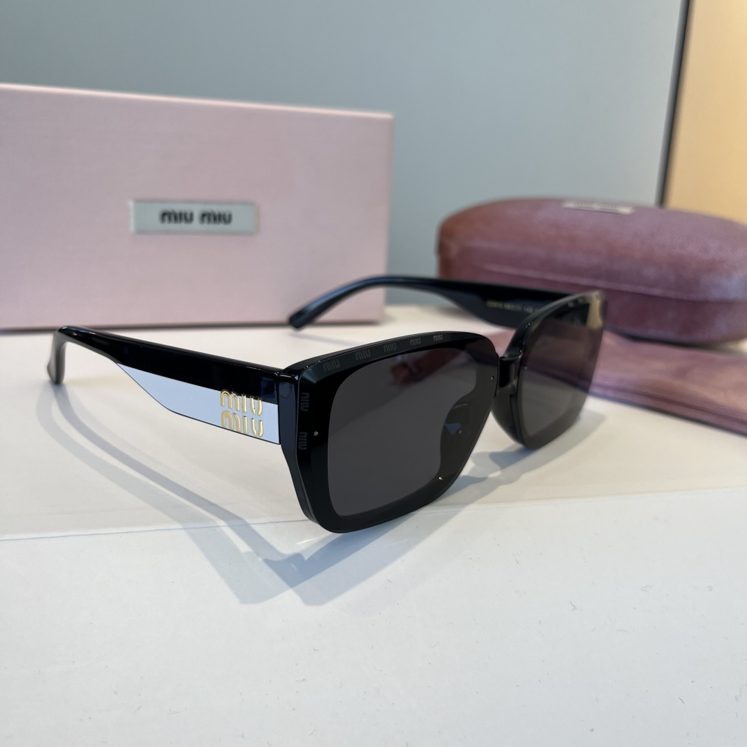 Солнечные очки Miu Miu
