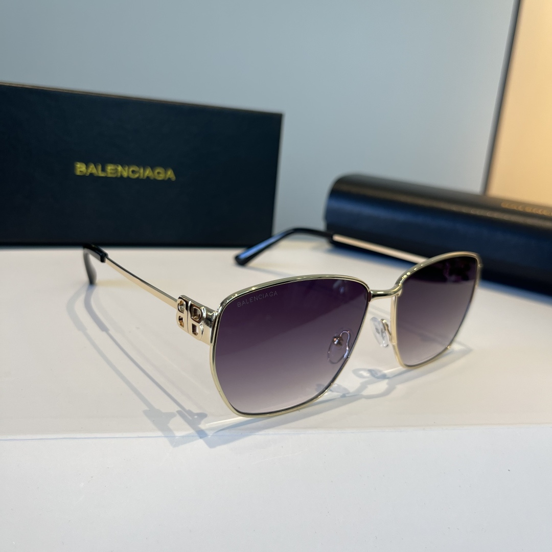 NO:727706,balenciaga Balenciaga BALENCIAGA sunglasses. This pair is really cool~ Many fashion bloggers and Internet celebrities have the same black and gold color scheme. It is so high-end that it can be matched with any clothes. The double blog logo on the side is a major feature. The retro flat frame leaf shape makes you a female star in seconds. It is very light! It is very comfortable to wear. Glasses, sunglasses, sunglasses, high version scarf, high version scarf glasses, balenciaga, balenciaga19860909balenciaga 巴黎世家 BALENCIAGA墨镜. 这副真的太酷啦~ 好多时尚博主和网红的同款黑金配色一整个高级住了搭配任何衣服都ok 侧面的双Blogo是一大特点复古扁框叶形戴上秒变女明星而且!非常的轻!佩戴很舒服哦眼镜墨镜太阳镜高版本围巾,高版本围巾眼镜,balenciaga,balenciaga,glasses
