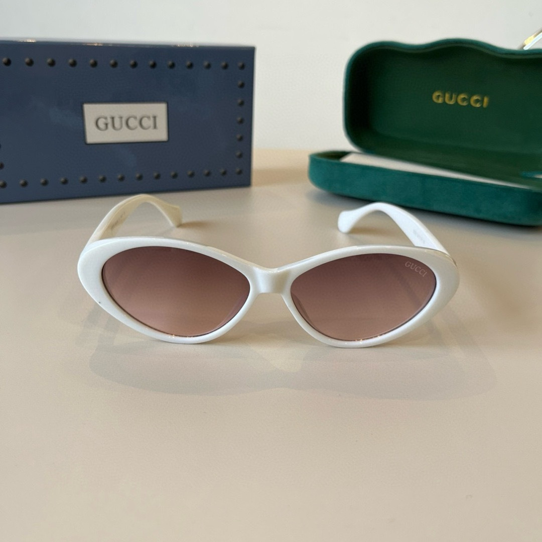 Женские солнцезащитные очки Gucci белые