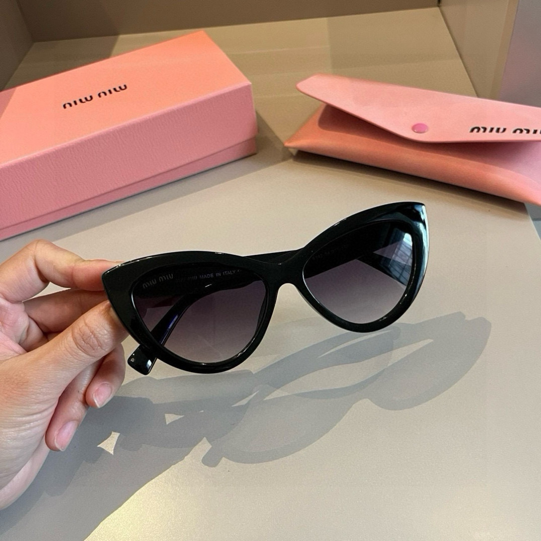 NO:925553,miumiu Miu Miu's new sunglasses and cat glasses. You must have the same style for many celebrities when traveling. Sunglasses, sunglasses, sunglasses, glasses, miumiu19860909miumiu缪缪新款太阳墨镜猫眼镜 出行必众备多明星同款 太阳镜眼镜墨镜太阳镜,眼镜,miumiu,glasses