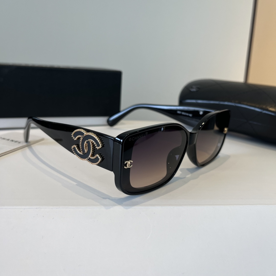 NO:925552,Batch Chanel's new sunglasses, I really love them, the aura on the upper face is perfect, the big face is small, the glasses are large and not heavy at all, the width of the temples is designed just right, light and comfortable to wear!  glasses, sunglasses, sunglasses, glasses, chanel, chanel19860909批 Chanel香奈儿新款太阳镜,真是爱了爱了,上脸那气场拿捏的死死,巨显脸小,眼镜大单一点也不重,镜腿幅度设计的刚刚好,佩戴轻盈舒适！眼镜墨镜太阳镜,眼镜,chanel,chanel,glasses