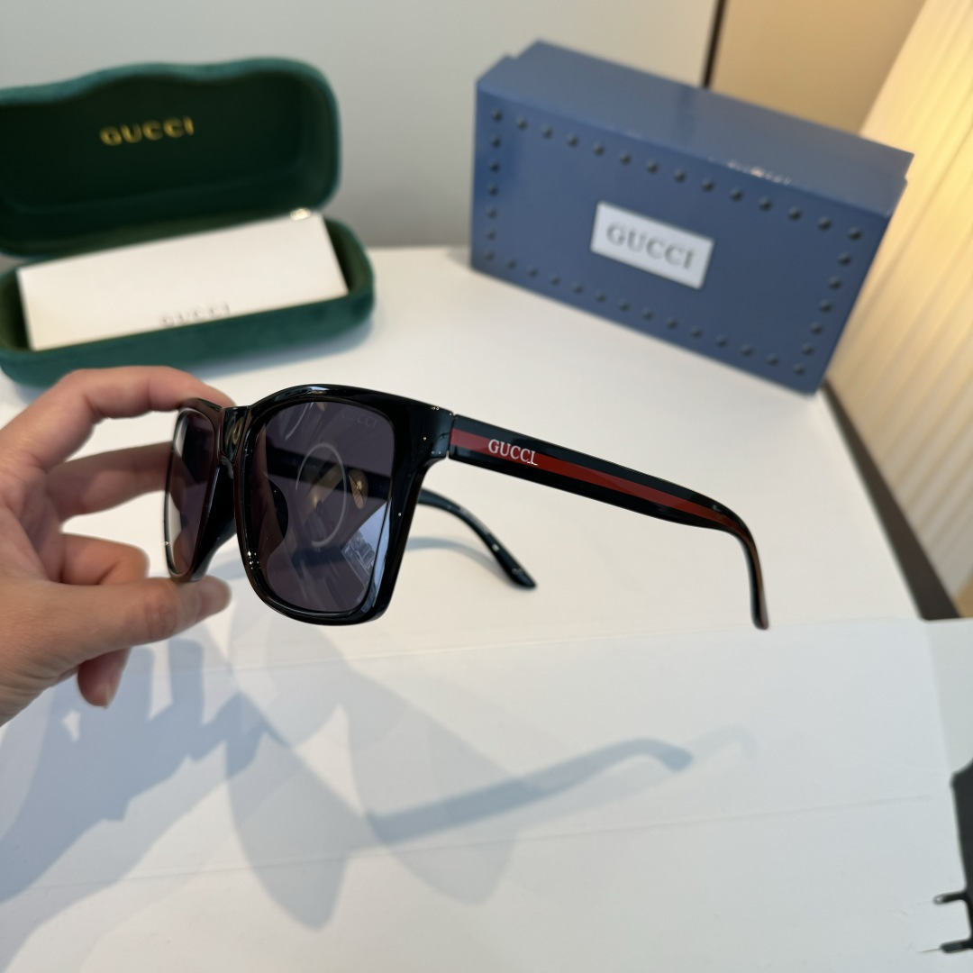 Солнцезащитные очки Gucci черные