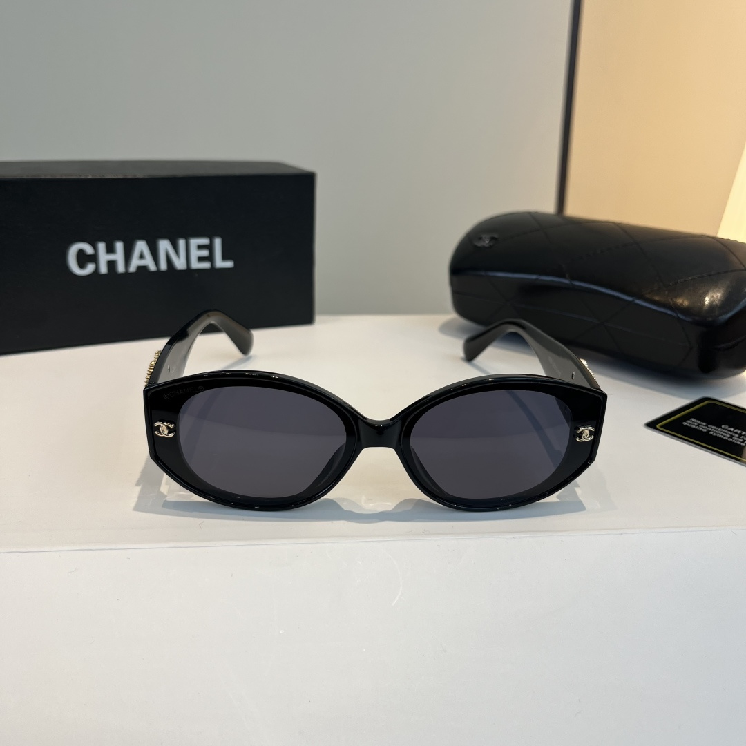 Солнцезащитные очки черные унисекс Chanel