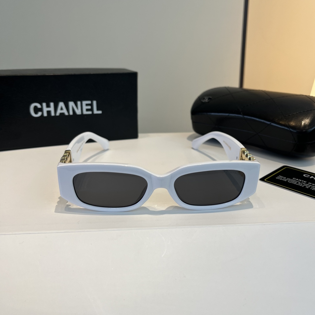 Солнцезащитные очки Chanel белые