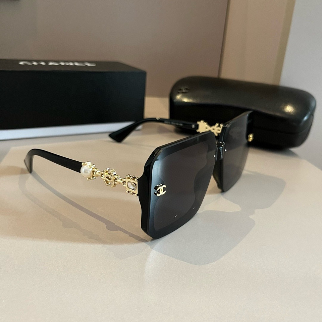 NO:766464,I really love these Chanel sunglasses. The aura on the upper face is really perfect. It makes the face look bigger and smaller. The glasses are not heavy at all. The width of the temples is just right. It is light and comfortable to wear!  glasses, sunglasses, sunglasses, glasses, chanel, chanel19860909批 Chanel香奈儿太阳镜,真是爱了爱了,上脸那气场拿捏的死死,巨显脸小,眼镜大单一点也不重,镜腿幅度设计的刚刚好,佩戴轻盈舒适！眼镜墨镜太阳镜,眼镜,chanel,chanel,glasses