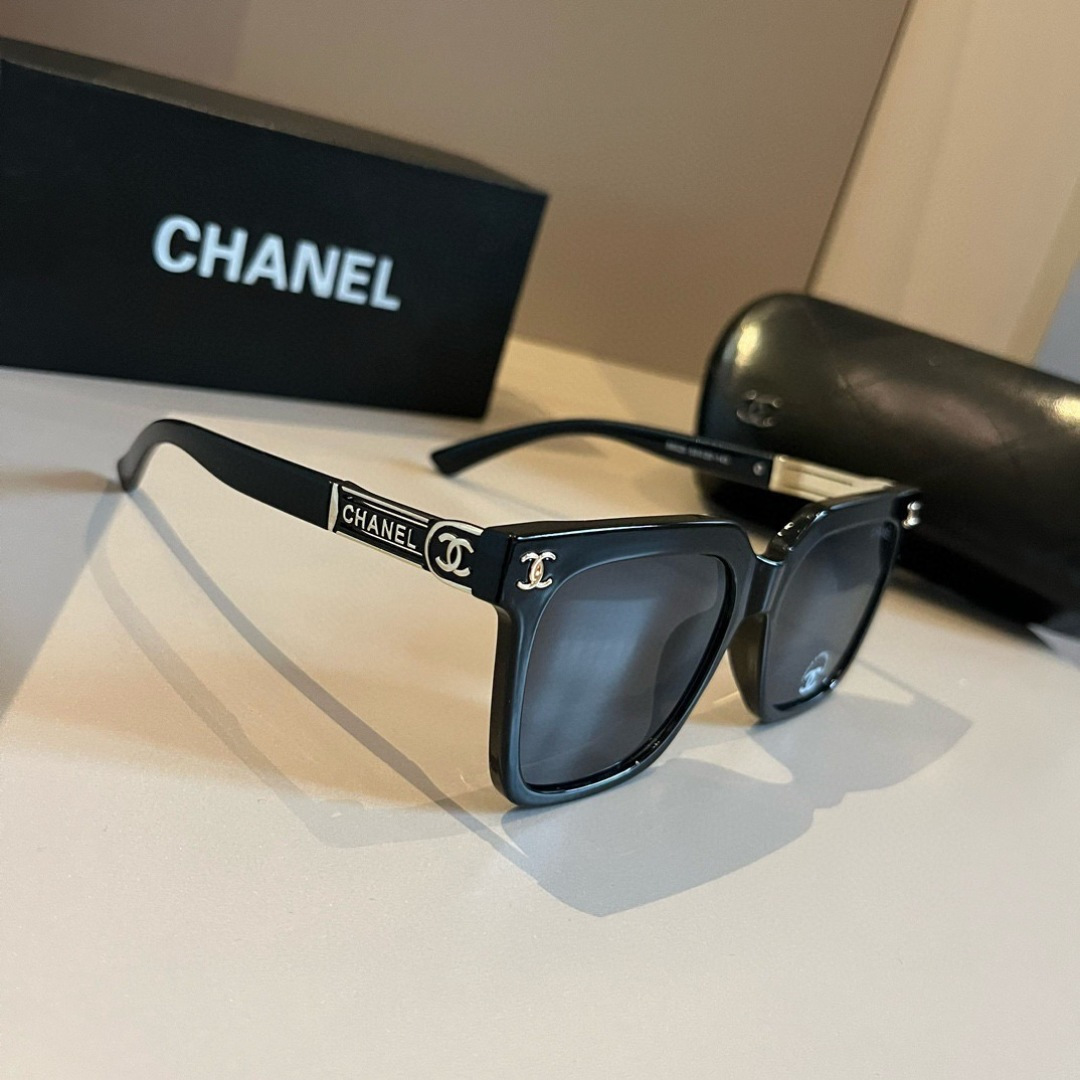 Черные солнцезащитные очки Chanel