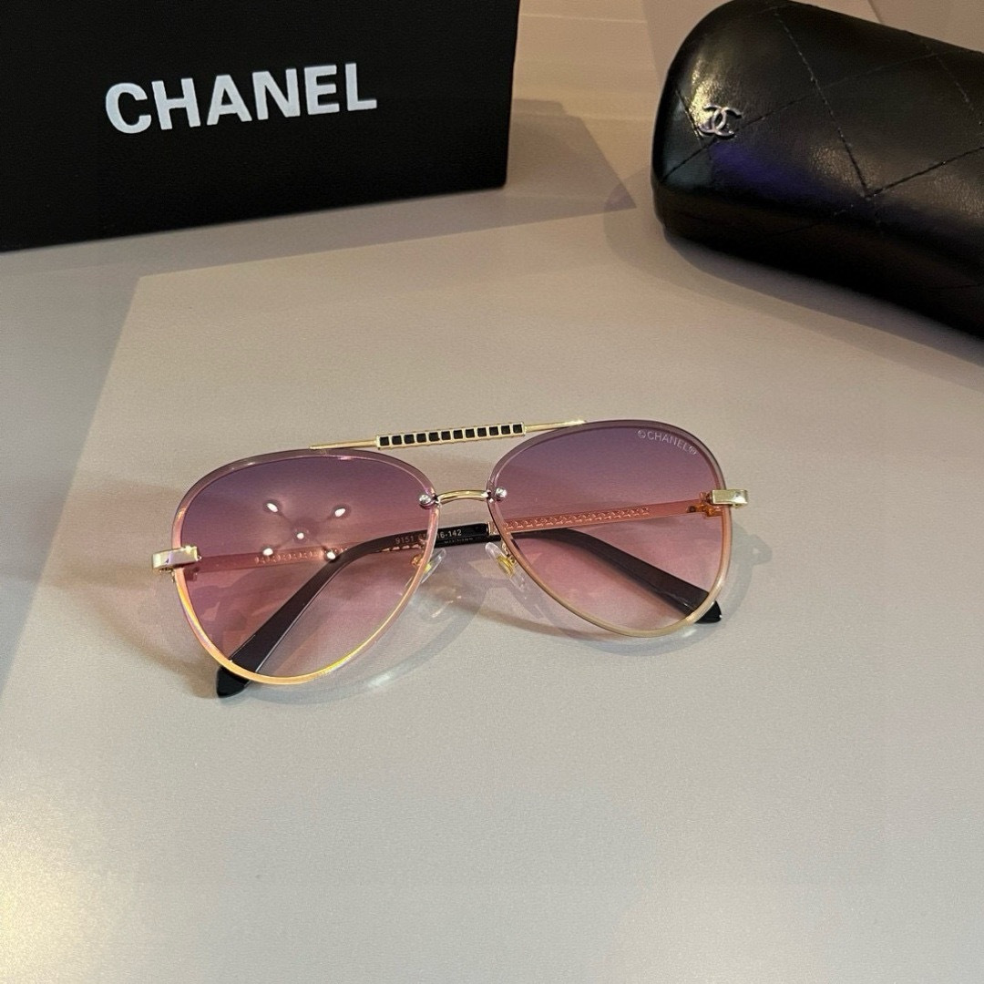 Солнечные очки Chanel с золотой оправой и розовыми линзами