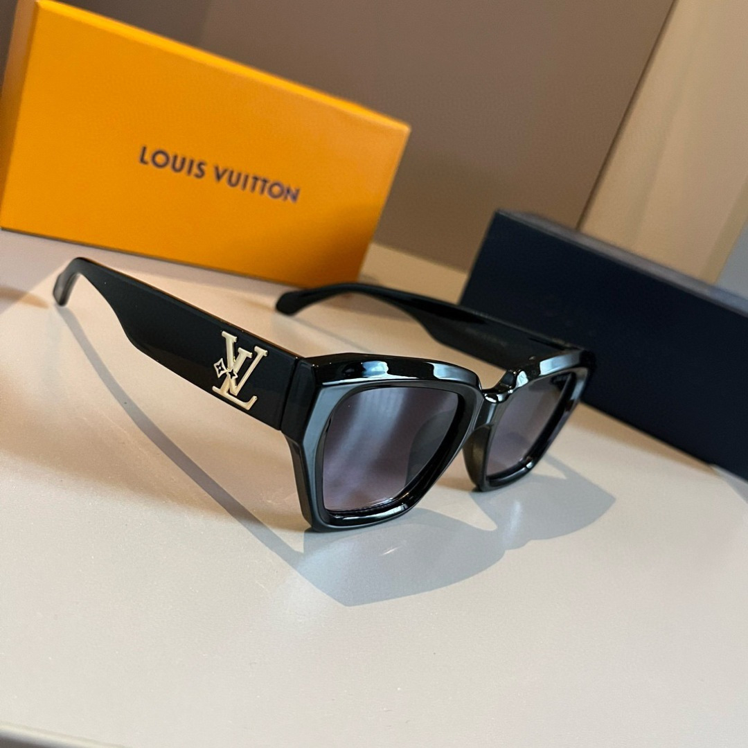NO:766381,LV Louis Vuitton is very heavy-duty!  There are so many details that are inhumane, creating a sharp front frame shape, which brings an unparalleled sense of fashion to the wearer. The iconic triangular shading, staggered depth and light, has a very three-dimensional effect, which is highly brand-recognizable and has a full sense of design. The simple and beautiful temple ends are all metal ends, without a trace of redundant glasses, sunglasses, sunglasses, glasses, louis vuitton, louis vuitton19860909LV路易威登 非常重工！细节多到壕无人性 打造出锋芒毕露的前框造型 为佩戴着带来无可比拟的时尚感. 志性的三角底纹,深浅交错,极具立体感 极具品牌辨识度,设计感十足. 简洁漂亮的镜腿末端全金属收尾, 没有一丝的多余眼镜墨镜太阳镜,眼镜,louis vuitton,louis vuitton,glasses