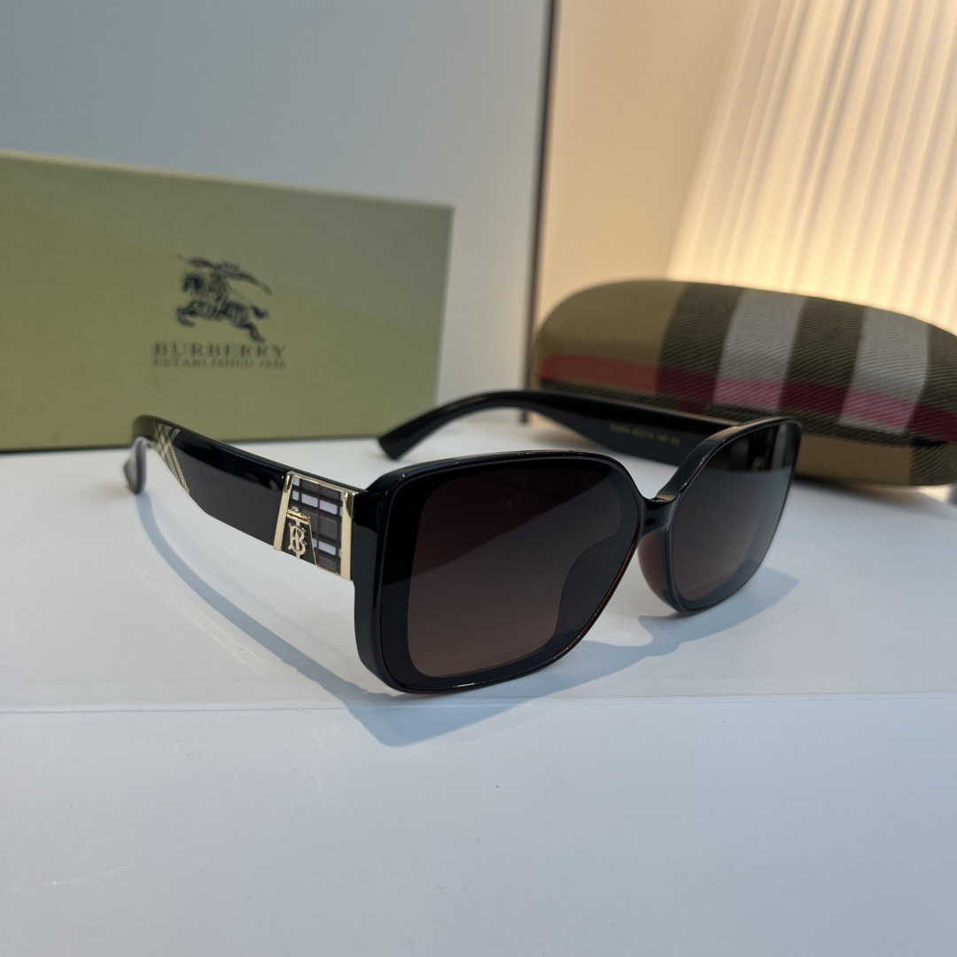 NO:884687,Burberry Burberry's new sunglasses are a must-have for many celebrities when traveling. Sunglasses, sunglasses, sunglasses, glasses, burberry, burberry19860909Burberry巴宝莉新款太阳墨镜出行必众备多明星同款 太阳镜眼镜墨镜太阳镜,眼镜,burberry,burberry,glasses