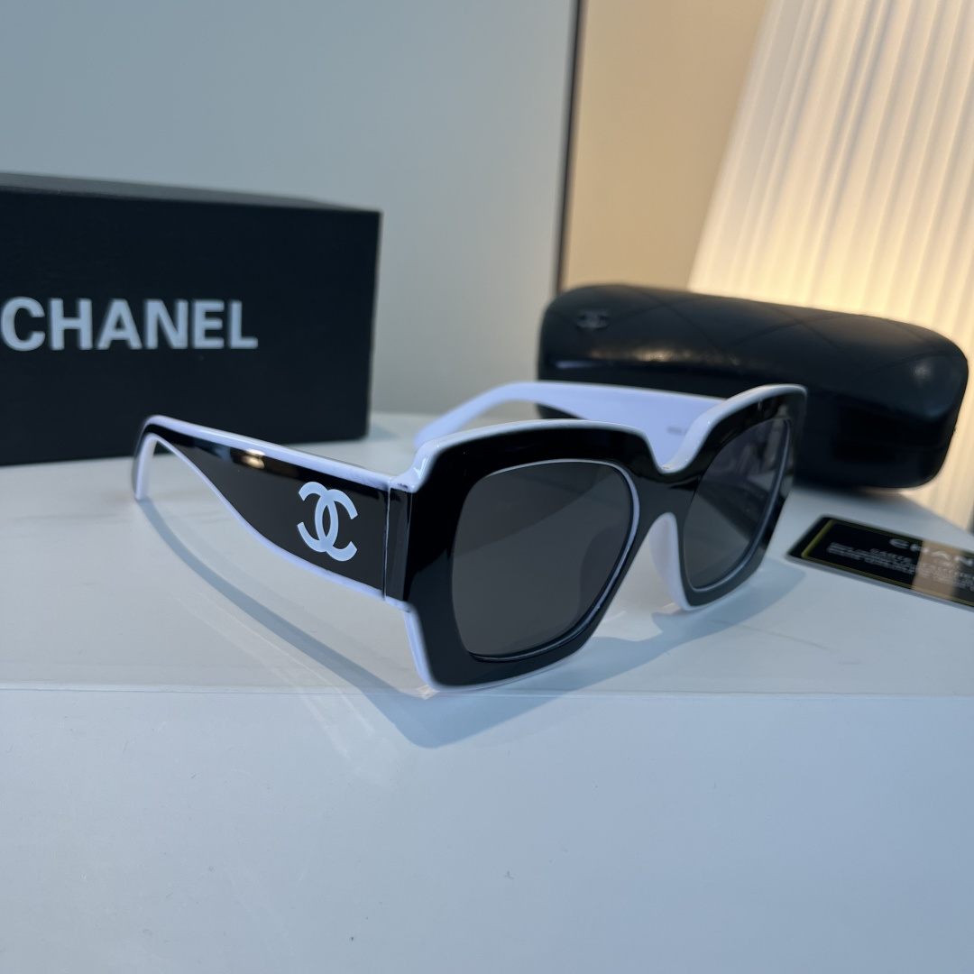 NO:883213,I really love these Chanel sunglasses. The aura on the upper face is really perfect. It makes the face look bigger and smaller. The glasses are not heavy at all. The width of the temples is just right. It is light and comfortable to wear!  glasses, sunglasses, sunglasses, glasses, chanel, chanel19860909批 Chanel香奈儿太阳镜,真是爱了爱了,上脸那气场拿捏的死死,巨显脸小,眼镜大单一点也不重,镜腿幅度设计的刚刚好,佩戴轻盈舒适！眼镜墨镜太阳镜,眼镜,chanel,chanel,glasses