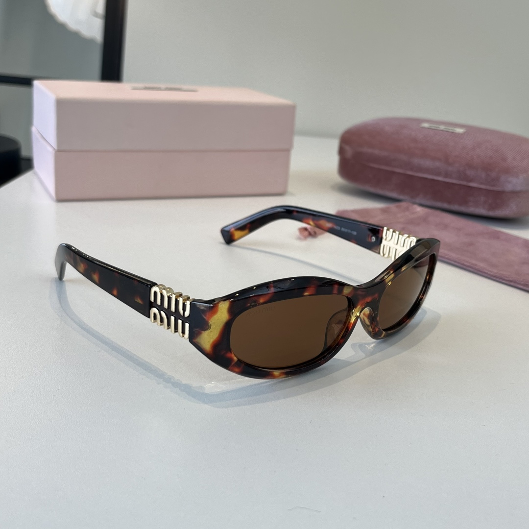 NO:768742,Miumiu miumiu sunglasses, black + gold logo are always the perfect match. Summer sunglasses you must have when traveling, glasses, sunglasses, sunglasses, glasses, miumiu19860909缪缪miumiu太阳镜 黑色+金色logo永远都是最完美的搭配.旅游拍拍拍一定要有的夏天墨镜 眼镜墨镜太阳镜,眼镜,miumiu,glasses