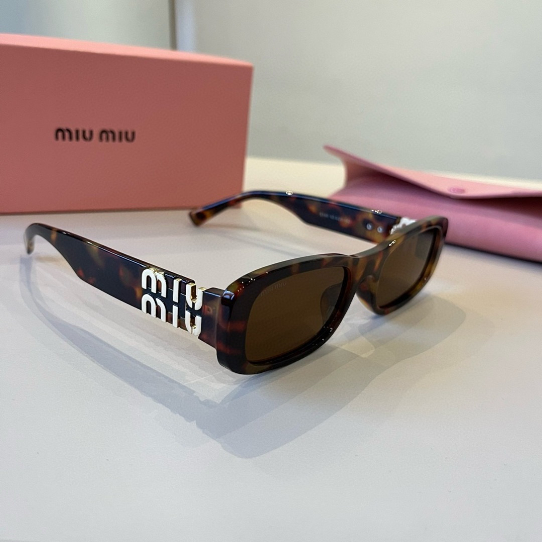 NO:824444,MiuMiu Miu Miu sunglasses are a sweet and cool modern girl who looks over and is really picked up! A very sweet and age-reducing sunglasses, which captures the girl's heart, which is both salty and sweet! I love Jimei with a diamond-shaped face and high cheekbones, glasses, sunglasses, sunglasses, glasses, miumiu19860909MiuMiu缪缪墨镜甜酷摩登女孩看过来 真的被拿捏了!十分甜美减龄的一款墨镜,把少女的心狠狠抓住,可盐可甜!太爱了菱形脸高颧骨的集美,眼镜墨镜太阳镜,眼镜,miumiu,glasses