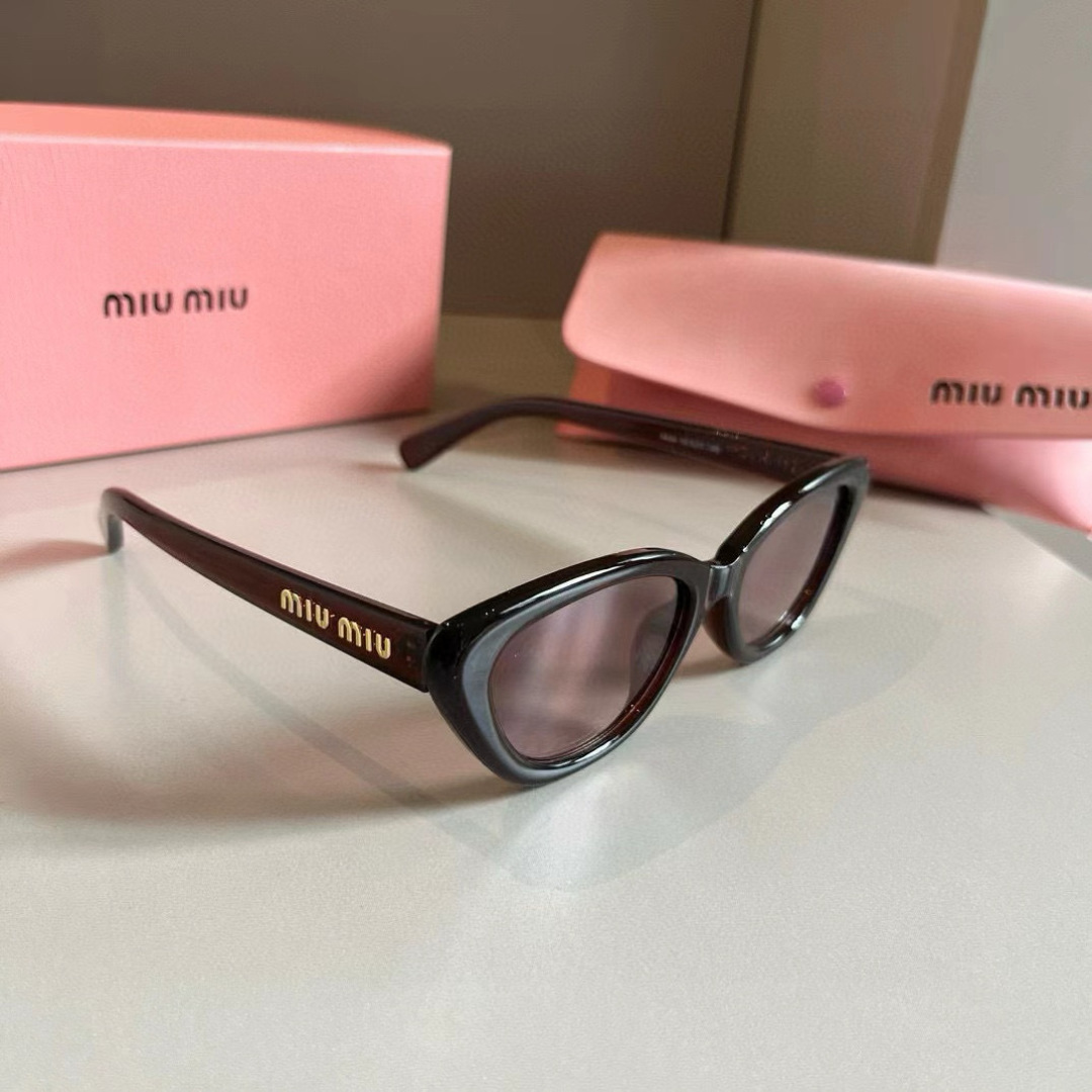 NO:824452,miumiu Miu Miu's new sunglasses and cat glasses. You must have the same style for many celebrities when traveling. Sunglasses, sunglasses, sunglasses, glasses, miumiu19860909miumiu缪缪新款太阳墨镜猫眼镜 出行必众备多明星同款 太阳镜眼镜墨镜太阳镜,眼镜,miumiu,glasses