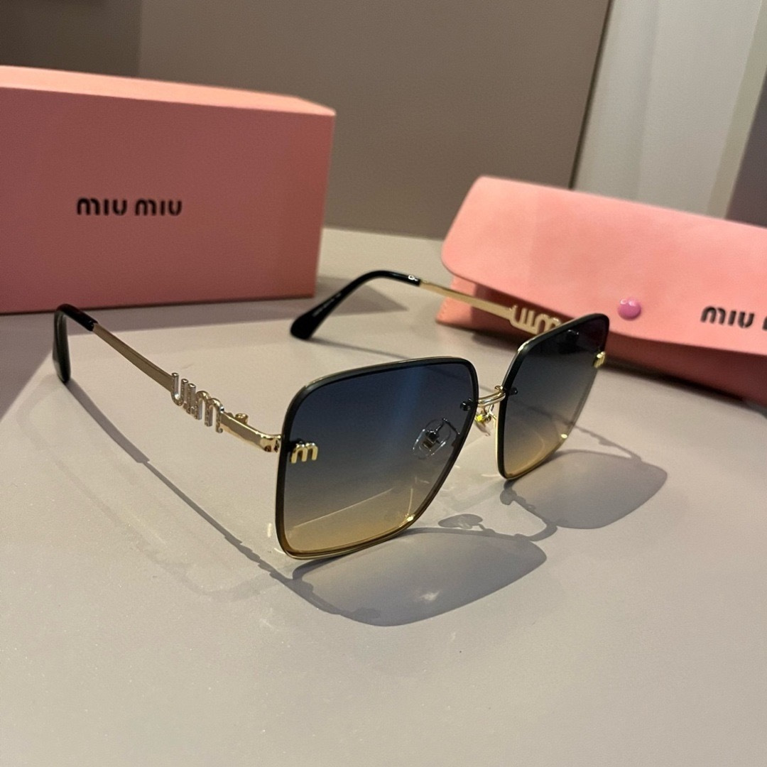 NO:824461,MIUMIU girl’s new color is here ~ Sunglasses that you want to weld on your face. Hard goods are not afraid of being late ~ After several months of ZP mold making, every detail is perfectly reproduced. Official website, no color difference, contrast glasses, sunglasses, sunglasses, glasses, miumiu19860909MIUMIU女孩新色来啦～ 想焊在脸上的墨镜 硬货不怕迟到～历经几个月ZP开模打造 任何细节完美复刻,官网无色差对比眼镜墨镜太阳镜,眼镜,miumiu,glasses