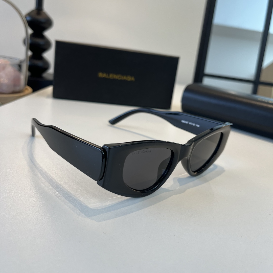 NO:896757,balenciaga Balenciaga The only thing you need from a female celebrity is this pair of BALENCIAGA sunglasses. This pair is really cool~ Many fashion bloggers and Internet celebrities have the same black and gold color scheme, which is very high-end. It goes well with any clothes. The double Blogs on the side are a major feature. The retro flat frame leaf shape turns into a female star in seconds! It is very light! It is very comfortable to wear. Glasses, sunglasses, sunglasses, glasses, balenciaga, balenciaga19860909balenciaga 巴黎世家 你和女明星只差这副BALENCIAGA墨镜 这副真的太酷啦~ 好多时尚博主和网红的同款黑金配色一整个高级住了搭配任何衣服都ok 侧面的双Blogo是一大特点复古扁框叶形戴上秒变女明星而且!非常的轻!佩戴很舒服哦眼镜墨镜太阳镜,眼镜,balenciaga,balenciaga,glasses
