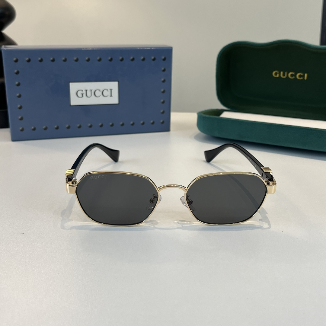 Солнечные очки Gucci с золотой оправой