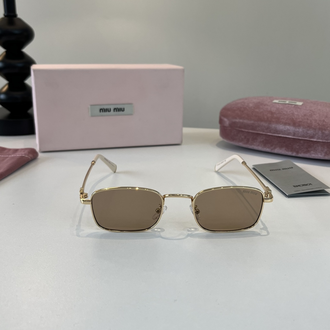 Солнцезащитные очки Miu Miu с металлической оправой