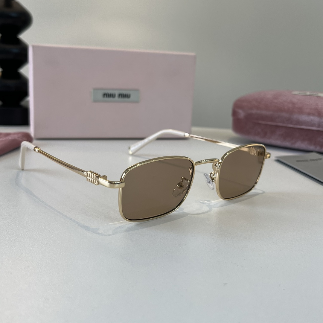 Солнцезащитные очки Miu Miu с металлической оправой