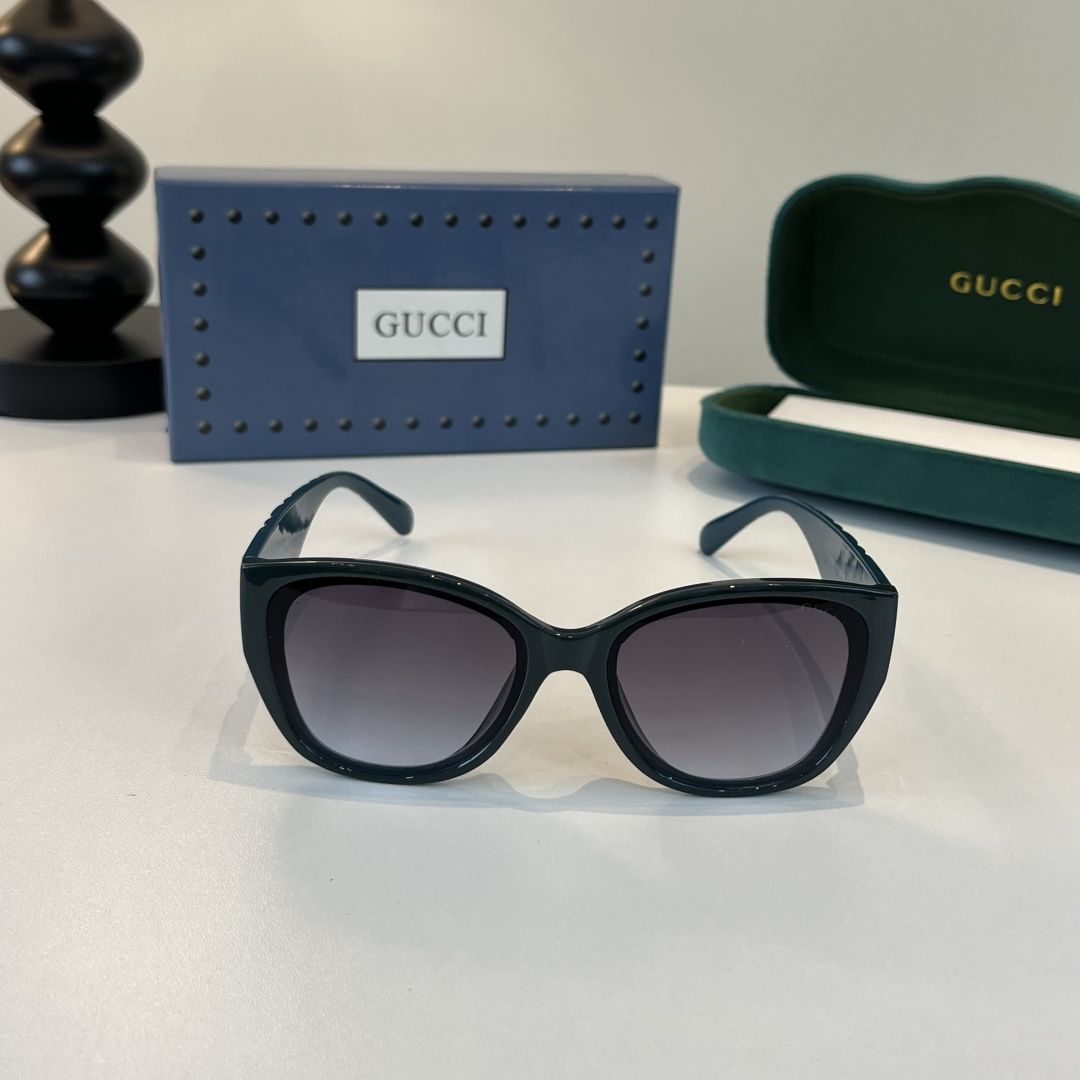 Женские солнцезащитные очки в ретро-стиле с крупной оправой Gucci