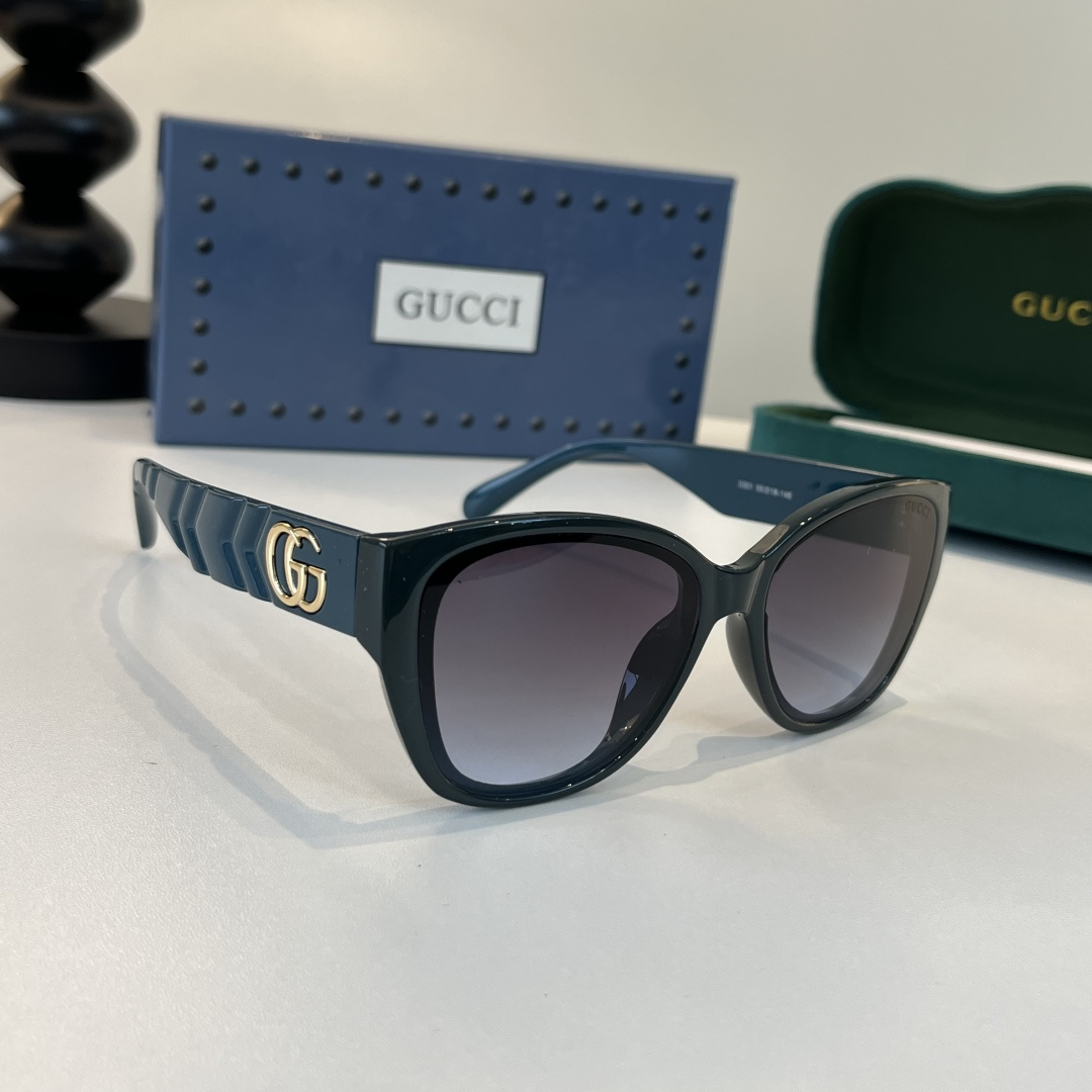 Женские солнцезащитные очки в ретро-стиле с крупной оправой Gucci