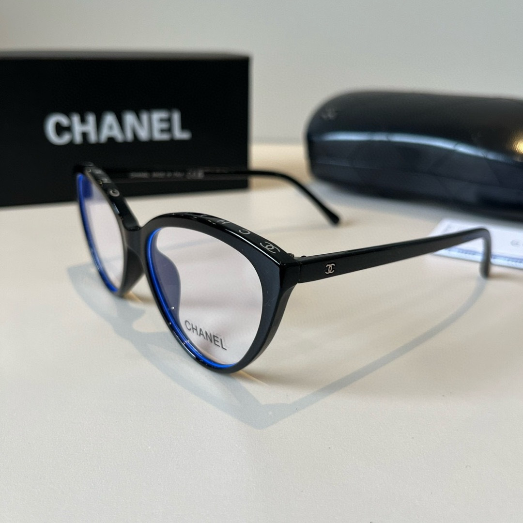 Солнцезащитные очки Chanel черный