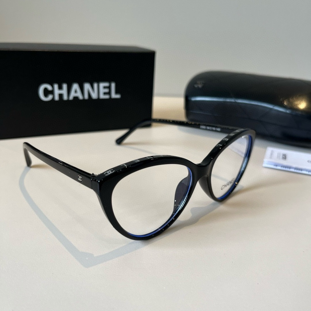 Солнцезащитные очки Chanel черный