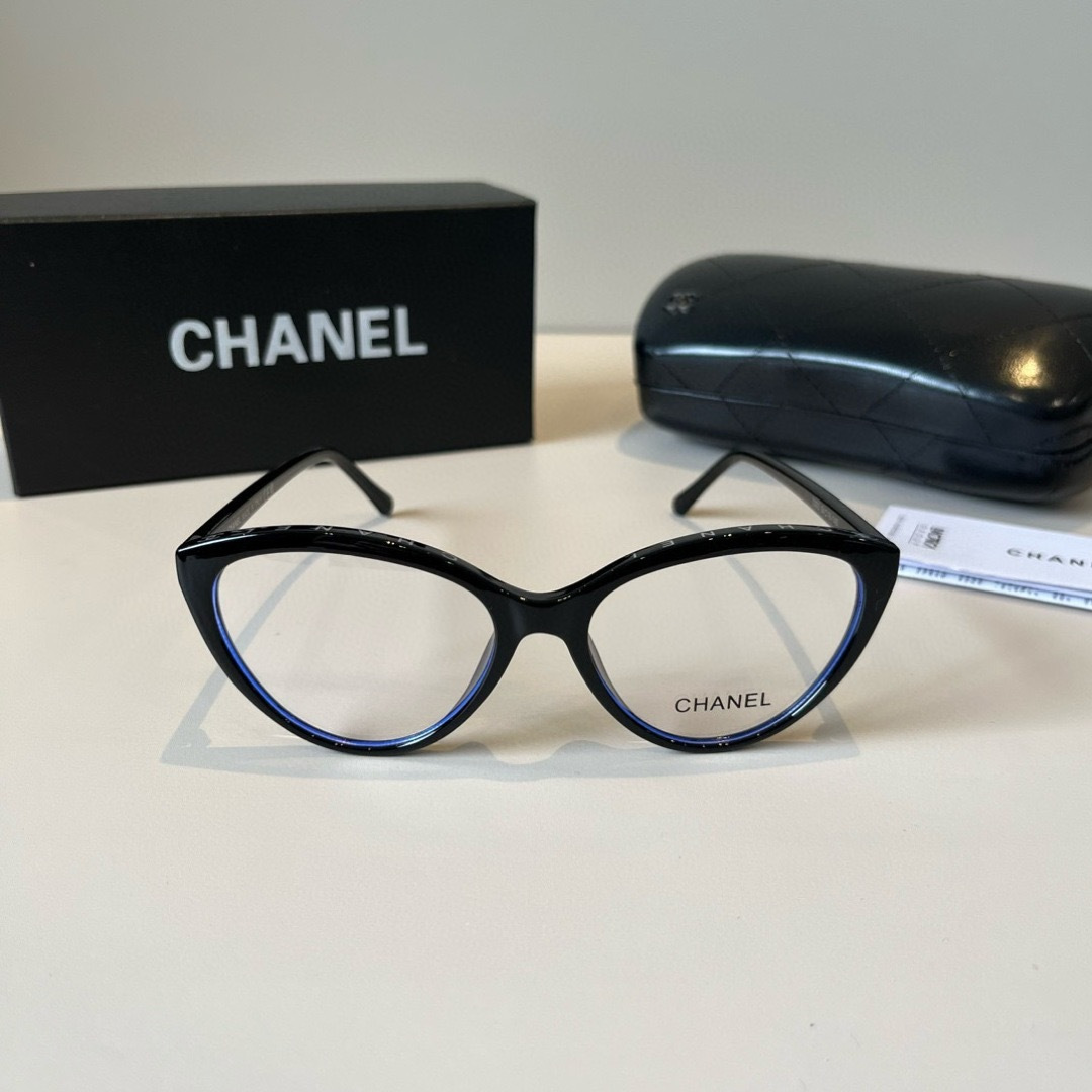 Солнцезащитные очки Chanel черный
