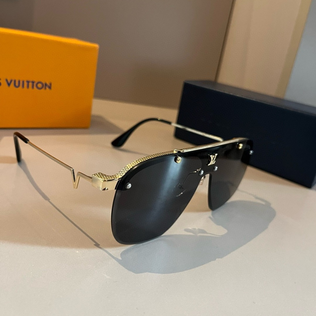 NO:826733,LV Louis Vuitton, the lens logo does not affect the vision at all. It is very heavy-duty!  There are so many details that are inhumane, creating a sharp front frame shape, which brings an unparalleled sense of fashion to the wearer. The iconic triangular shading, staggered depth and light, has a very three-dimensional effect, which is highly brand-recognizable and has a full sense of design. The simple and beautiful temple ends are all metal ends, without a trace of redundant glasses, sunglasses, sunglasses, glasses, louis vuitton, louis vuitton19860909LV路易威登,镜片logo一点都不会影响视线 非常重工！细节多到壕无人性 打造出锋芒毕露的前框造型 为佩戴着带来无可比拟的时尚感. 志性的三角底纹,深浅交错,极具立体感 极具品牌辨识度,设计感十足. 简洁漂亮的镜腿末端全金属收尾, 没有一丝的多余眼镜墨镜太阳镜,眼镜,louis vuitton,louis vuitton,glasses