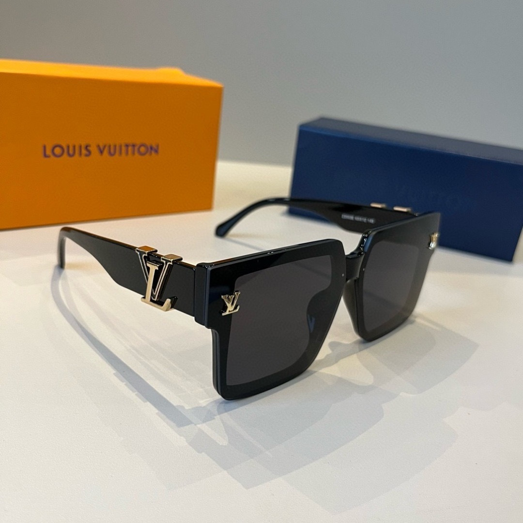 NO:826751,Batch LV Louis Vuitton sunglasses, I really love them, the aura on the upper face is perfect, the big face is small, the glasses are large and not heavy at all, the temple width is designed just right, light and comfortable to wear!  glasses, sunglasses, sunglasses, glasses, louis vuitton, louis vuitton19860909批 LV路易威登太阳镜,真是爱了爱了,上脸那气场拿捏的死死,巨显脸小,眼镜大单一点也不重,镜腿幅度设计的刚刚好,佩戴轻盈舒适！眼镜墨镜太阳镜,眼镜,louis vuitton,louis vuitton,glasses