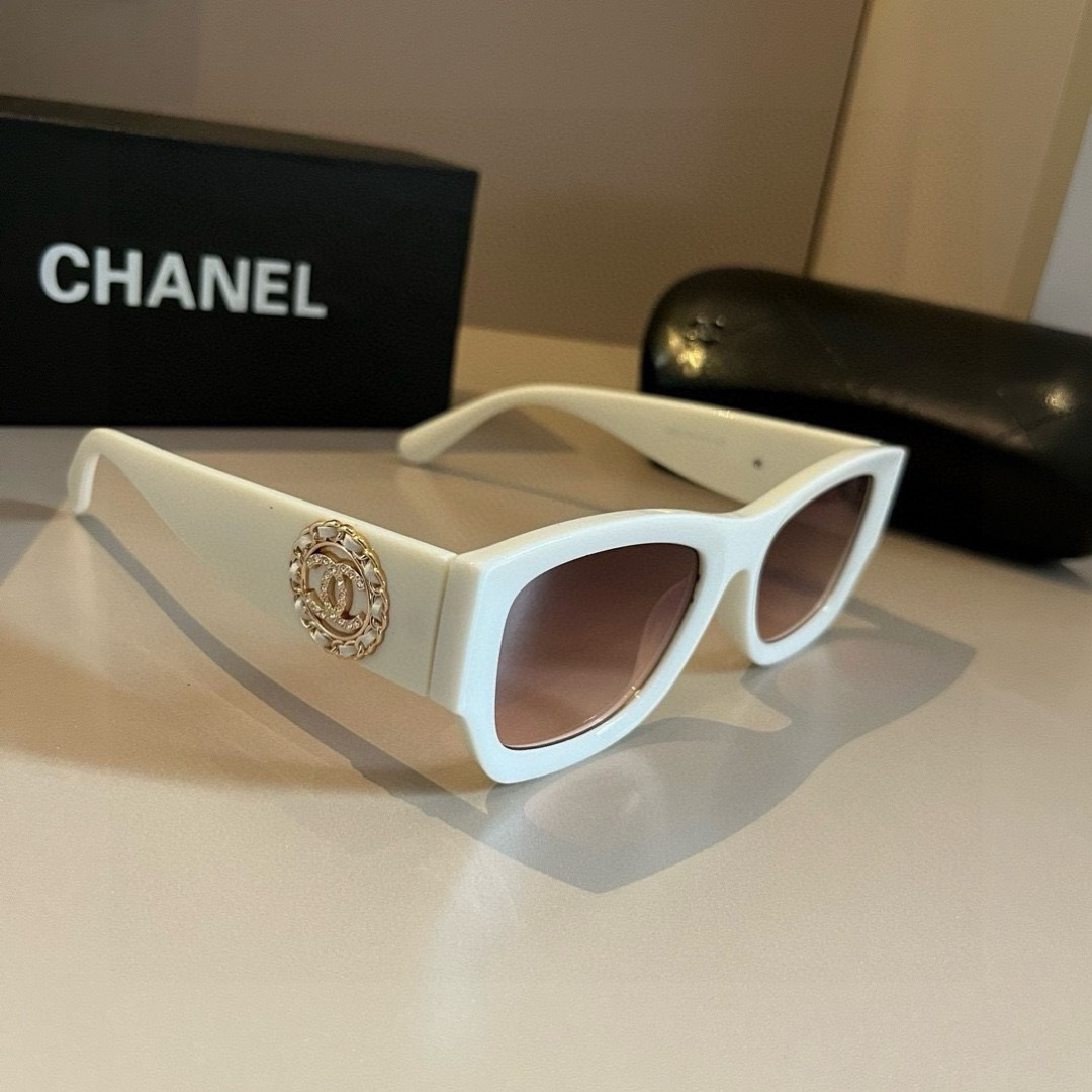 Солнцезащитные очки Chanel