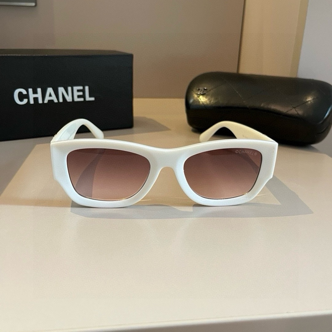 Солнцезащитные очки Chanel