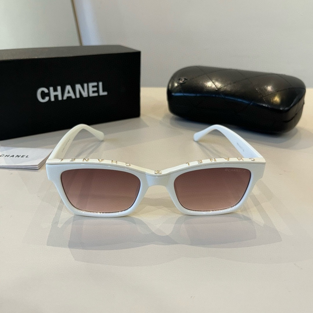 Солнечные очки Chanel белые