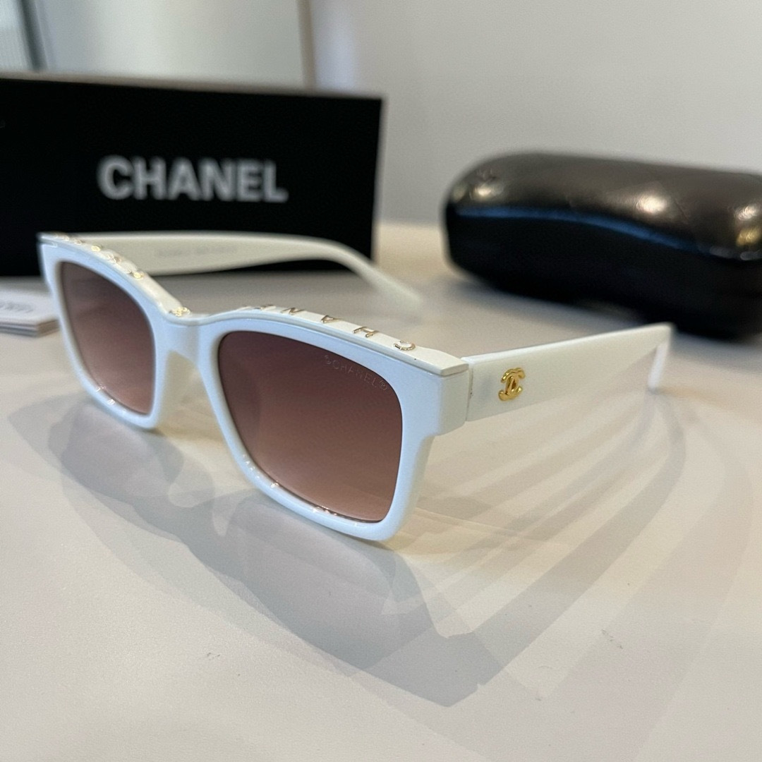 Солнечные очки Chanel белые
