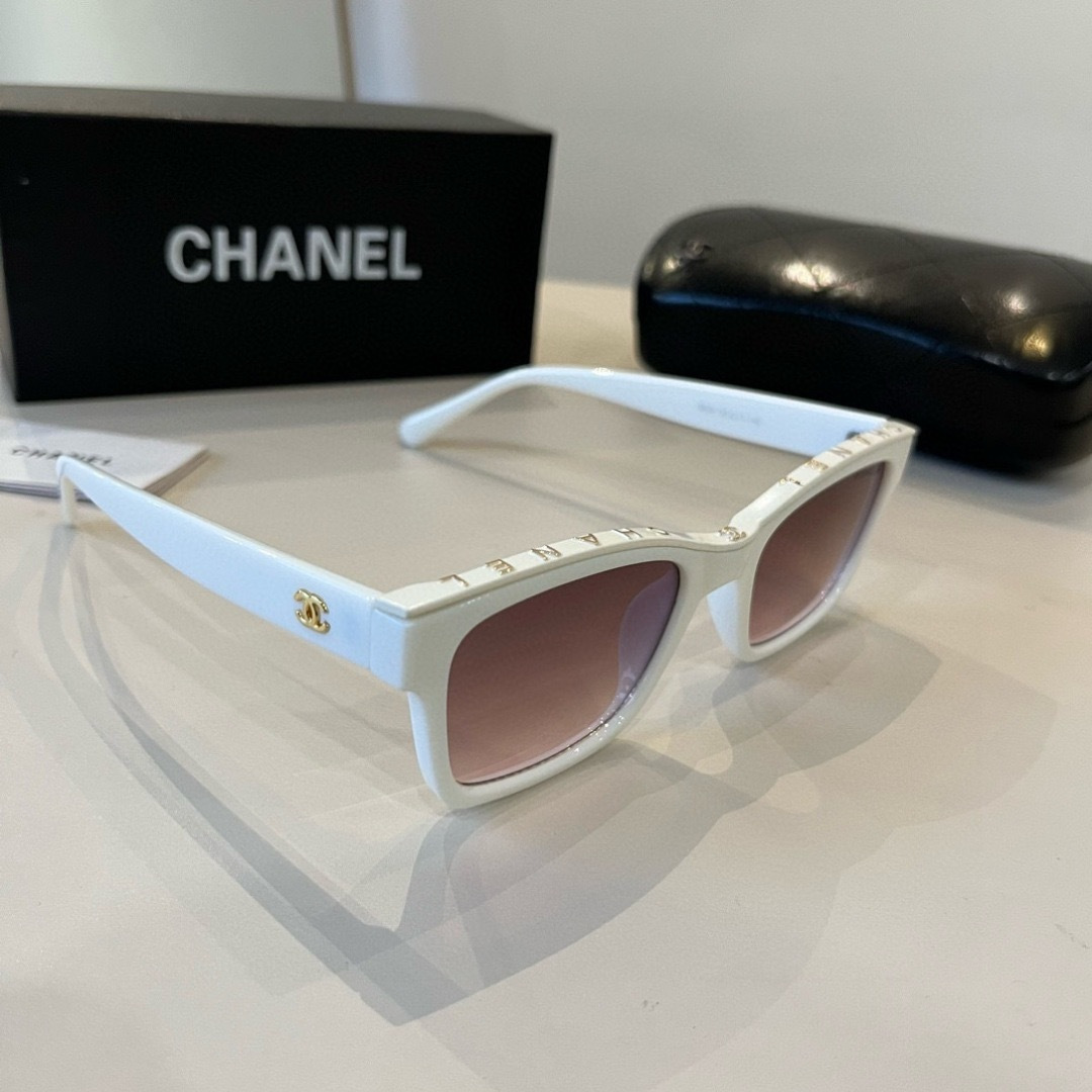 Солнечные очки Chanel белые