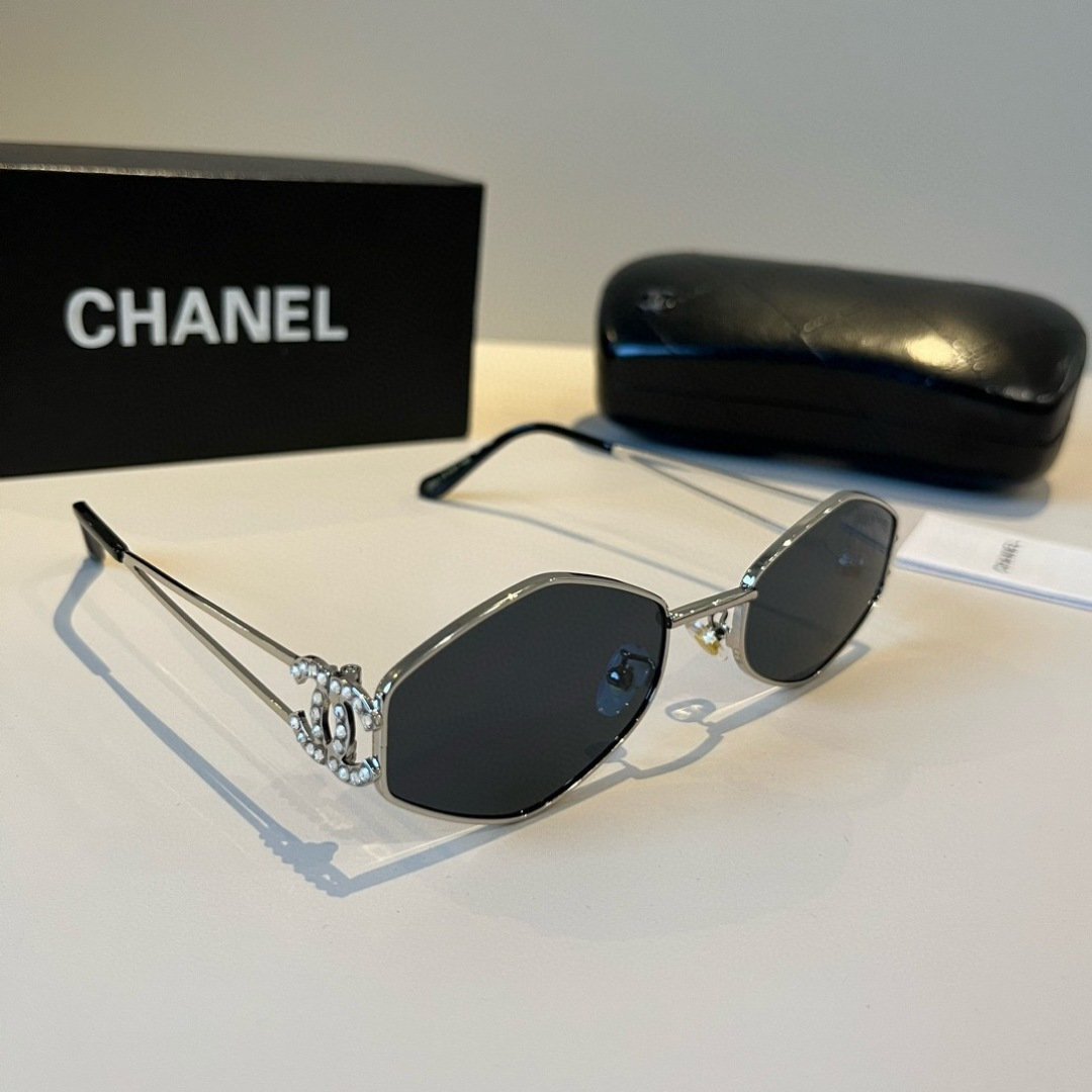 Солнцезащитные очки Chanel в металлической оправе