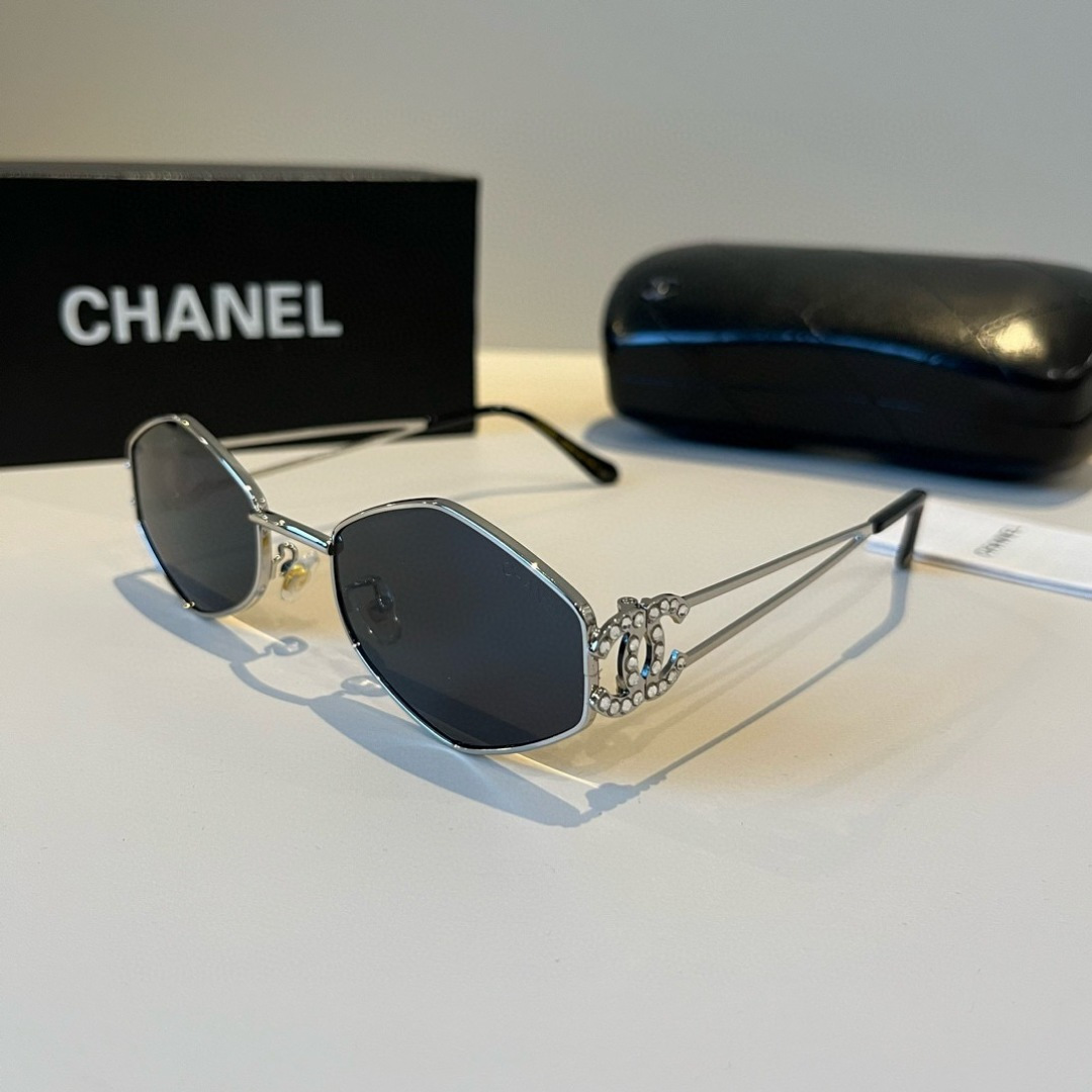 Солнцезащитные очки Chanel в металлической оправе