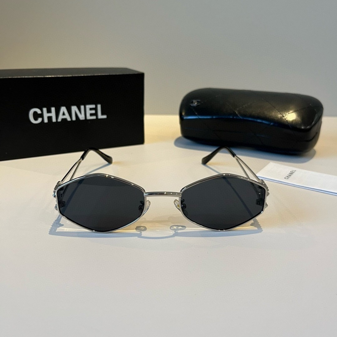 Солнцезащитные очки Chanel в металлической оправе