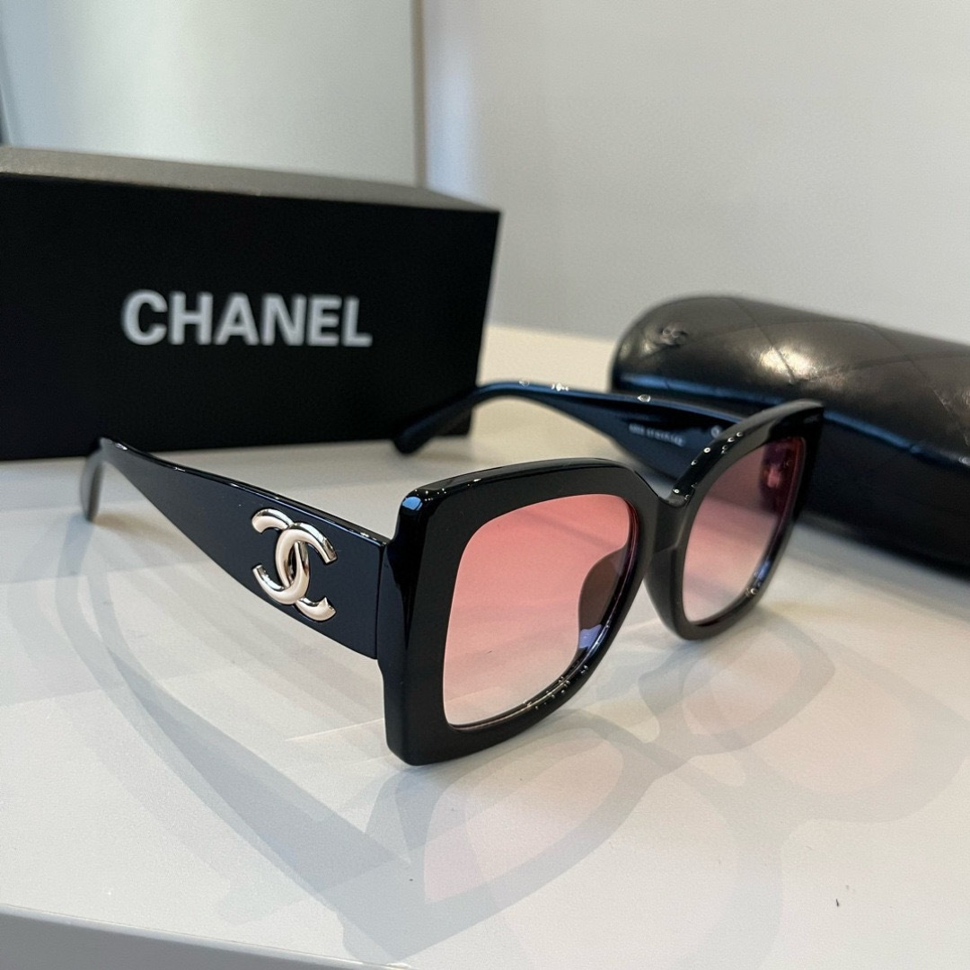 Стильные солнцезащитные очки Chanel