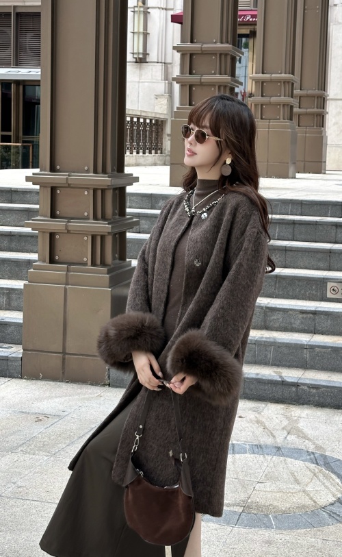 Elegant Wool Coat with Fox Fur Cuffs & Beaded Detail - Double-Sided 1 Elegant Wool Coat with Fox Fur Cuffs & Beaded Detail - Double-Sided