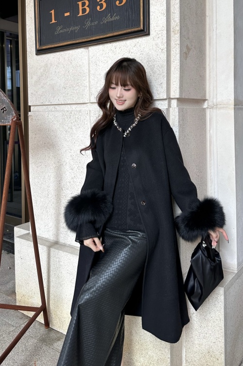Elegant Wool Coat with Fox Fur Cuffs Detachable, Double-Faced Wool Coat 1 Elegant Wool Coat with Fox Fur Cuffs Detachable, Double-Faced Wool Coat