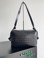 【BV】 The new medium-sized Loop weekender is ultra-light and large in capacity. It is a short trip. It is a perfect match for everyday match. You don’t have to worry about easy collisions! The zipper design allows you to keep items clearly visible anytime and anywhere. Equipped with a single shoulder strap for more comfort and convenience. Whether you are traveling or commuting to work, you can be relaxed and comfortable on your back # Model number: 796619 Size: 38*18.5*20cm 1 【BV】 The new medium-sized Loop weekender is ultra-light and large in capacity. It is a short trip. It is a perfect match for everyday match. You don’t have to worry about easy collisions! The zipper design allows you to keep items clearly visible anytime and anywhere. Equipped with a single shoulder strap for more comfort and convenience. Whether you are traveling or commuting to work, you can be relaxed and comfortable on your back # Model number: 796619 Size: 38*18.5*20cm