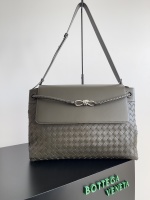【BV】BOTTEGA VENETA 2025 new product for men's ANDIAMO backpack Baodie's main recommendation is undoubtedly Andiamo. The first new favorite of 2025's new product made a unique buckle bag for men. It can be seen that the designer has used it. Many small, removable crossbody straps are very convenient for office workers to reduce the burden on their hands when carrying work logs and office supplies. The inner part is divided into two large compartments and a small compartment with zippers, which is different from the women's model. The feature is that the compartment here is not removable, and the fixed large single layer is also easy to be lightly installed when going out to work, avoiding too many small items to accumulate. Number: 805969 Size: 43*32*20cm 1 【BV】BOTTEGA VENETA 2025 new product for men’s ANDIAMO backpack Baodie’s main recommendation is undoubtedly Andiamo. The first new favorite of 2025’s new product made a unique buckle bag for men. It can be seen that the designer has used it. Many small, removable crossbody straps are very convenient for office workers to reduce the burden on their hands when carrying work logs and office supplies. The inner part is divided into two large compartments and a small compartment with zippers, which is different from the women’s model. The feature is that the compartment here is not removable, and the fixed large single layer is also easy to be lightly installed when going out to work, avoiding too many small items to accumulate. Number: 805969 Size: 43*32*20cm