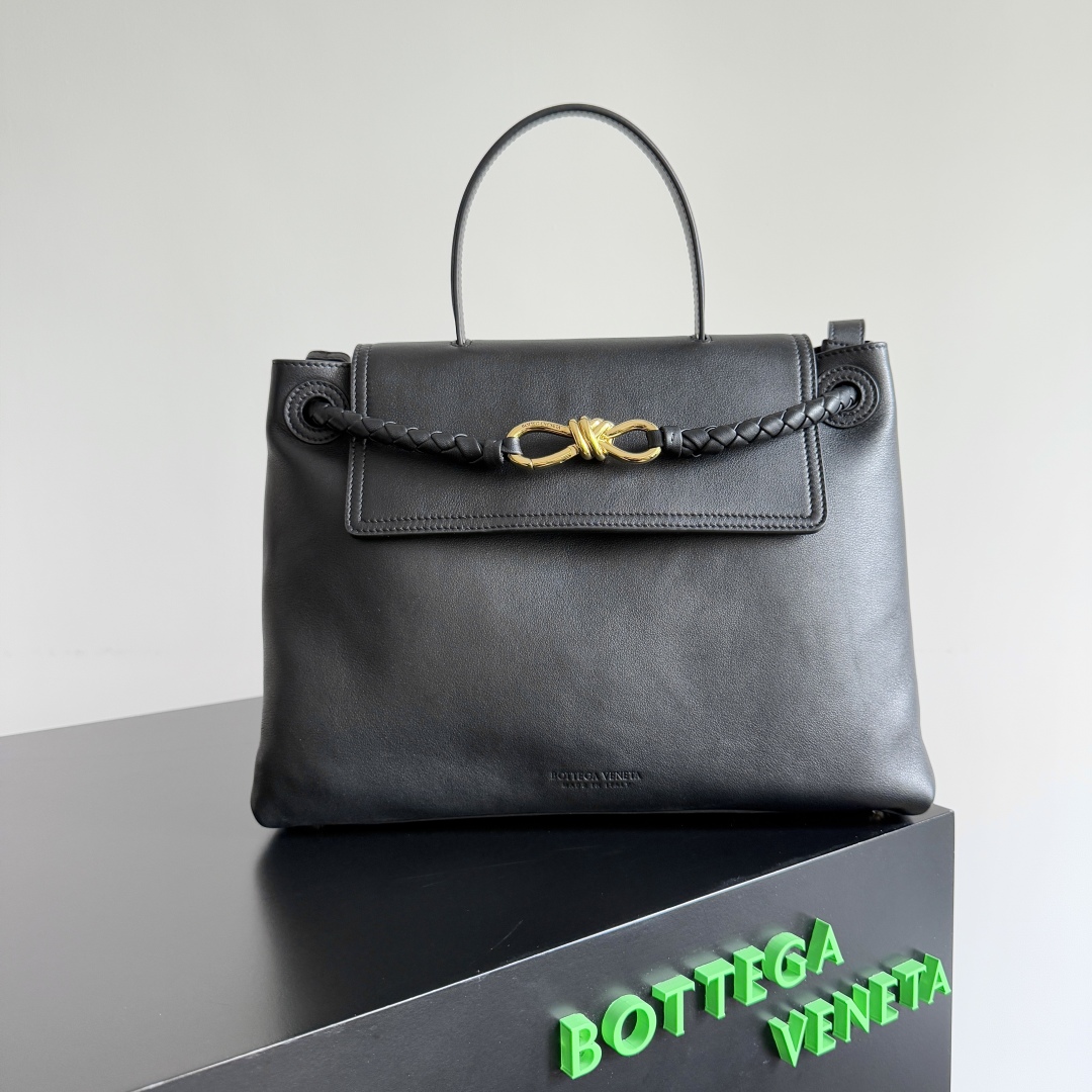 BottegaVeneta 最新款Ciao Ciao 包\n丝滑牛皮双向翻盖手提包，饰有标志性扭结细节，隐藏式钩扣开合，翻盖可固定于前部，或连接到INTRECCIATO编织内部口袋，配有可调节可拆卸斜挎背带，内部隔层，还配有一个拉链口袋。\n惊喜翻盖造型多变\n造型-盖住袋面，露出knot 绳结装饰\n造型-把翻盖放在袋子内 也设计了一个扣环\n造型-手持袋中顶部手把手U型位置\n款号：\n尺寸：cm