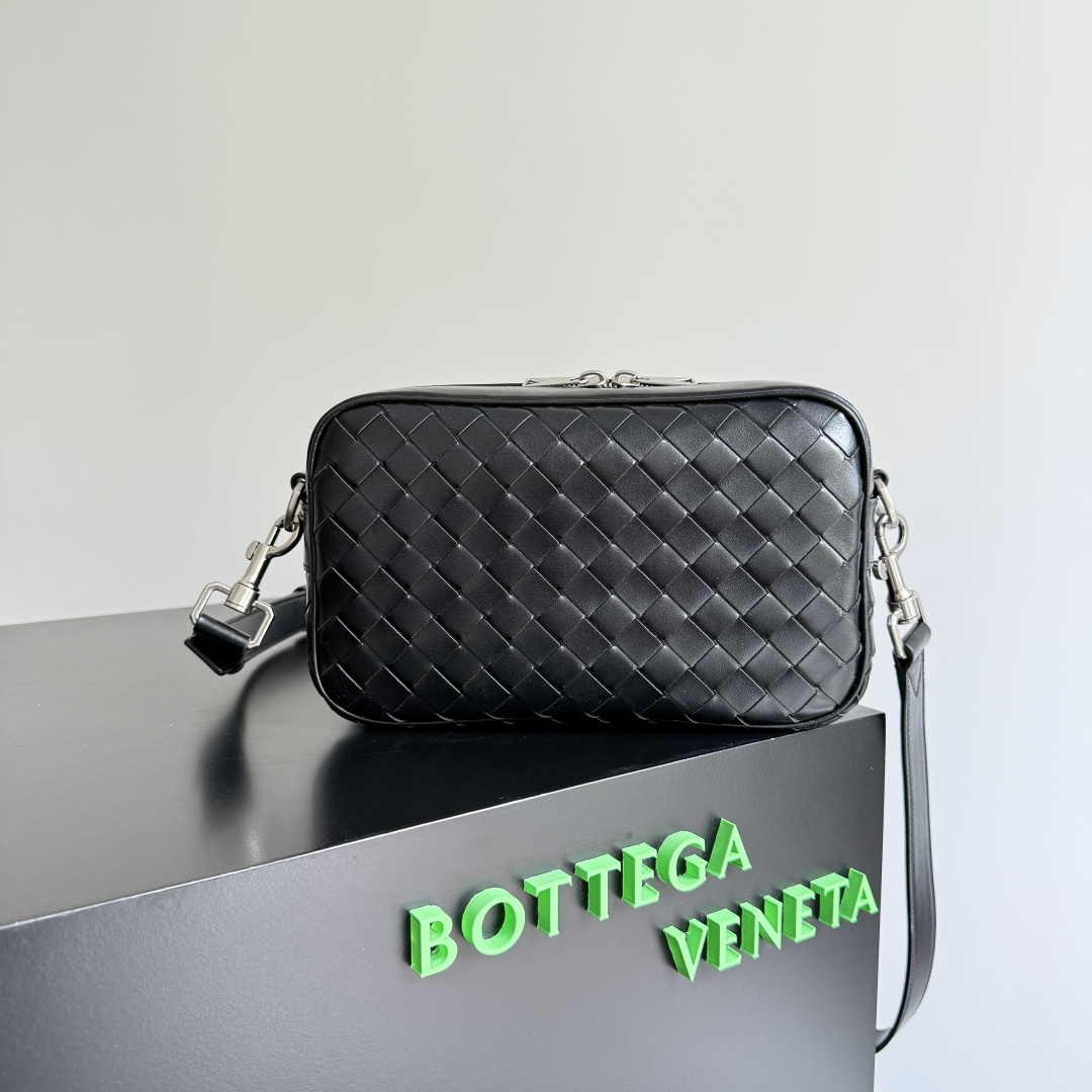 NO:338514,Extra BOTTEGA VENETA Small INTRECCIATO Knitting Camera Bag This bv classic camera bag is a re-evolution of classic weaving technology, combining practicality and fashion sense to perfectly meet multi-purpose needs!  Classic leather handmade, lightweight and large capacity, shoulder straps are removable and adjustable, in addition to crossbody, you can also be placed in the suitcase as a toilet bag, which is very convenient for daily storage and classification, and there are also decorations and seats to show your personality. No matter how complicated the world is, as long as you have a bag, everything will become better. Model number 755923 Size 24.5*15*6cm, Super BV, bottega veneta, bottega veneta19860909特级 BOTTEGA VENETA小号INTRECCIATO编织相机包 这款bv经典相机包是经典编织技术的再进化,结合实用性与时尚感,完美满足多用途需求！经典皮革手工制作 轻便大容量,肩带可拆卸可调节,除了斜挎也可以作为洗漱包放置于行李箱中,非常方便日常收纳归类,还有挂饰位方便彰显个性无论世界多么复杂,只要有包包相伴,一切都变得美好起来 款号755923 尺寸24.5*15*6cm,特级BV,bottega veneta,bottega veneta,Bag