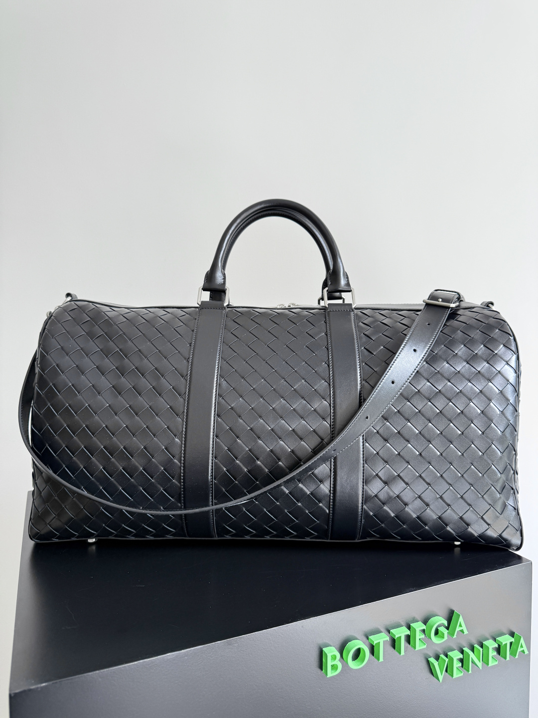 NO:880017,Special grade original leather BV woven large travel bag. A very recognizable travel bag. This travel bag is unique and uses classic weaving technology to make travel exquisite. The large-capacity design satisfies daily short-distance travel and is very suitable for elites who often travel on business. Model No. 795287 Size 55*29*24cm, special grade BV, Bottega Veneta, travel bags19860909特级 原厂皮 BV编织大旅行包 一只非常有辨识度的旅行包,这款旅行包匠心独运,采用经典编织工艺,让旅行也不失精致,大容量的设计满足了日常短途出行,非常适合经常出差的精英人士 款号795287 尺寸55*29*24cm,特级BV,bottega veneta,travel bags,Bag