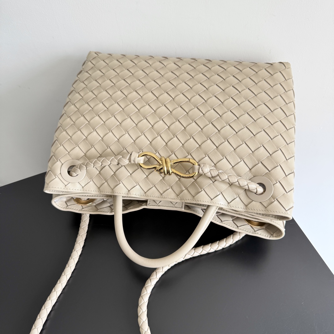 Bottega Veneta Andiamo Woven Handbag, Neutral Leather, Elegant and Spacious 9 cmp i1744445180108 1956 0 7