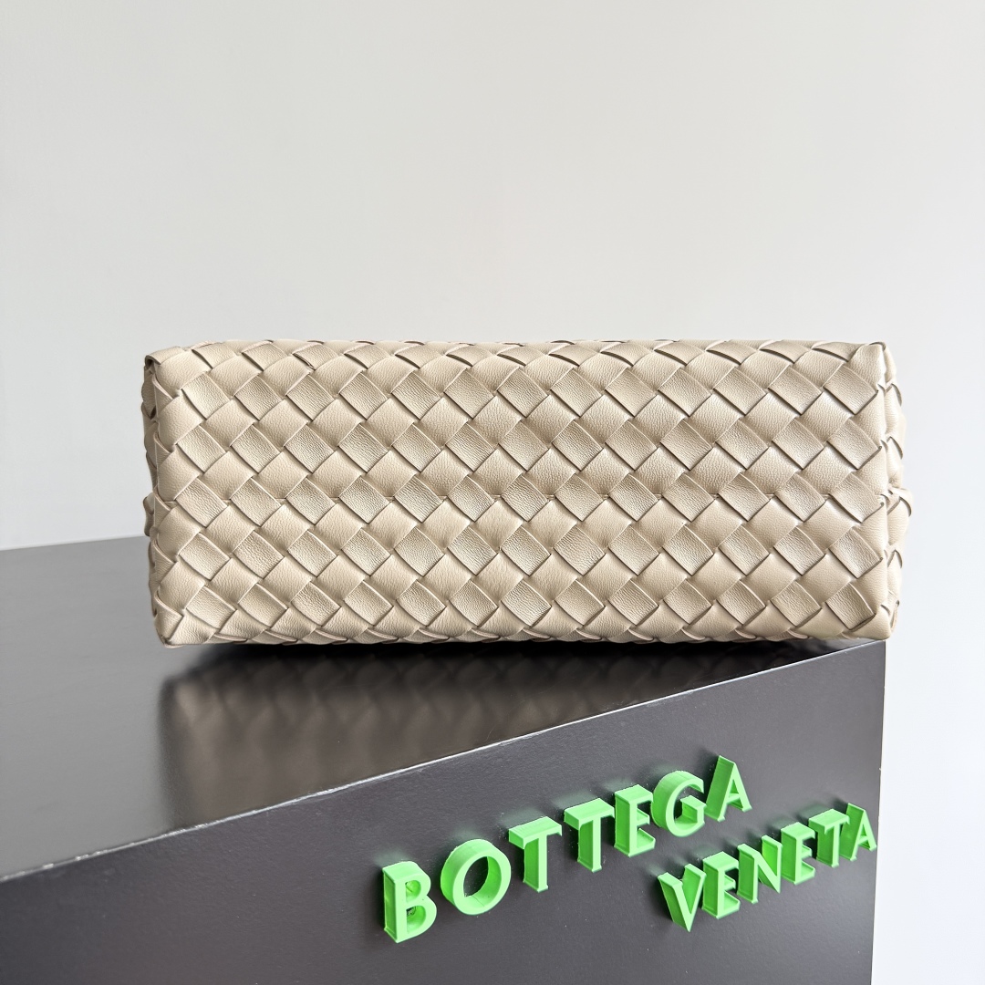 Bottega Veneta Andiamo Woven Handbag, Neutral Leather, Elegant and Spacious 6 cmp i1744445183419 1380 0 4