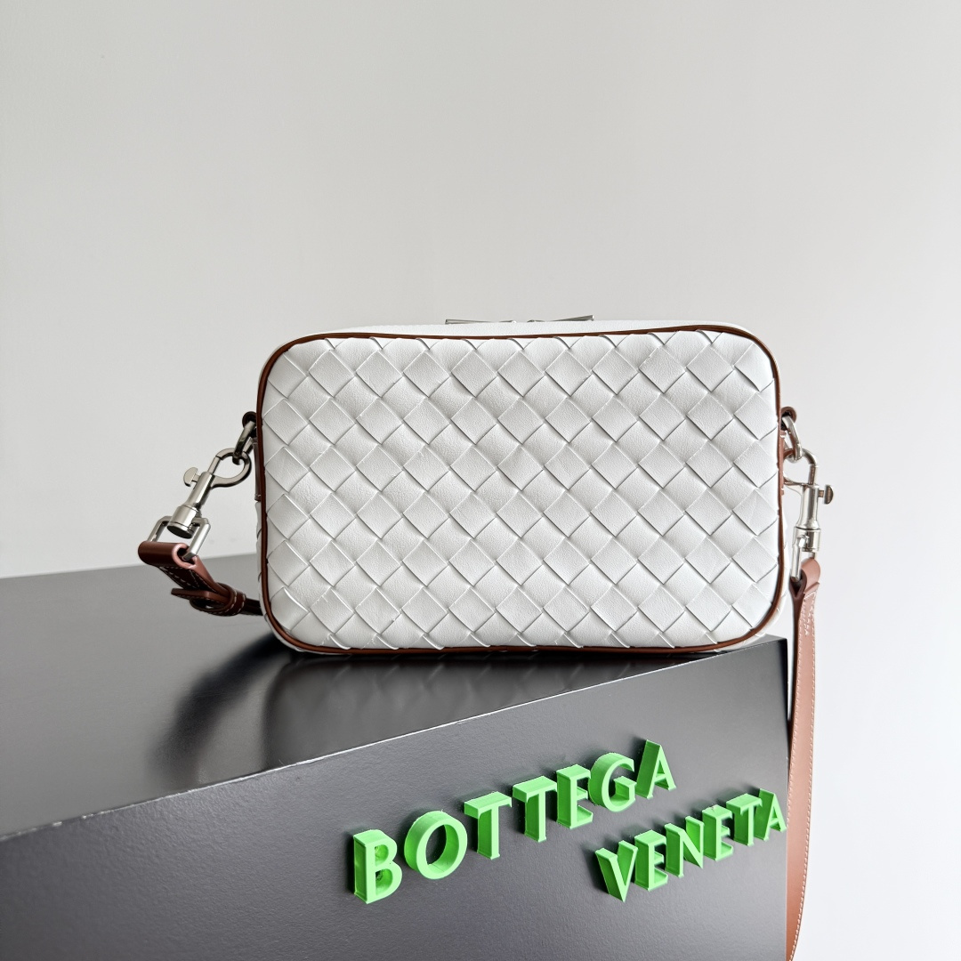 NO:339785,Extra-grade original leather BOTTEGA VENETA small INTRECCIATO braided camera bag This bv classic camera bag is a re-evolution of classic weaving technology, combining practicality and fashion sense to perfectly meet multi-purpose needs!  Classic leather handmade, lightweight and large capacity, shoulder straps are removable and adjustable, in addition to crossbody, you can also be placed in the suitcase as a toilet bag, which is very convenient for daily storage and classification, and there are also decorations and seats to show your personality. No matter how complicated the world is, as long as you have a bag, everything will become better. Model number 755923 Size 24.5*15*6cm, Super BV, bottega veneta, bottega veneta19860909特级 原厂皮 BOTTEGA VENETA小号INTRECCIATO编织相机包 这款bv经典相机包是经典编织技术的再进化,结合实用性与时尚感,完美满足多用途需求！经典皮革手工制作 轻便大容量,肩带可拆卸可调节,除了斜挎也可以作为洗漱包放置于行李箱中,非常方便日常收纳归类,还有挂饰位方便彰显个性无论世界多么复杂,只要有包包相伴,一切都变得美好起来 款号755923 尺寸24.5*15*6cm,特级BV,bottega veneta,bottega veneta,Bag